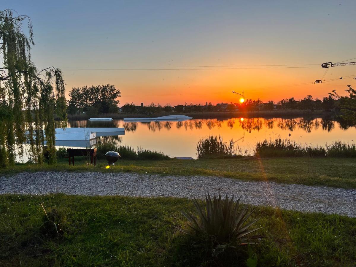 Starwake Rooms On The Lake Porto Fuori Bagian luar foto